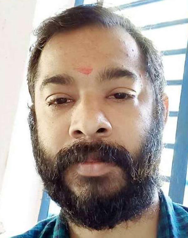 ಹೆಲ್ಮೆಟ್ನಲ್ಲಿ ಹಾವಿದ್ದರೂ 11 ಕಿ.ಮೀ ಚಲಿಸಿದ ಸ್ಕೂಲ್ ಟೀಚರ್..!
