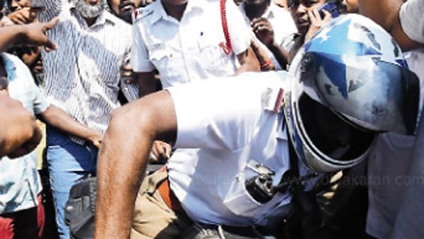 ಹೆಲ್ಮೆಟ್ ಧರಿಸದ ಯುವಕನನ್ನು ಲಾಠಿಯಿಂದ ಥಳಿಸಿದ ಪೊಲೀಸ್