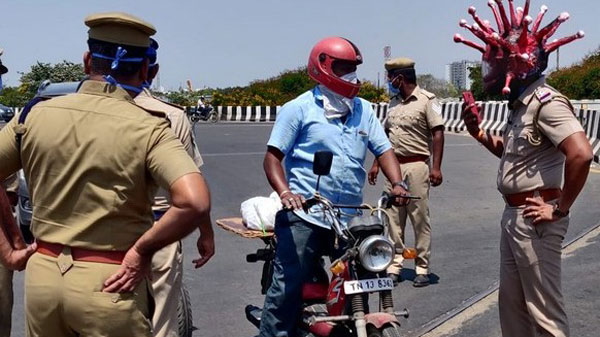 ವಿಶಿಷ್ಟ ಬಗೆಯ ಹೆಲ್ಮೆಟ್ ಧರಿಸಿ ಜಾಗೃತಿ ಮೂಡಿಸಿದ ಪೊಲೀಸರು