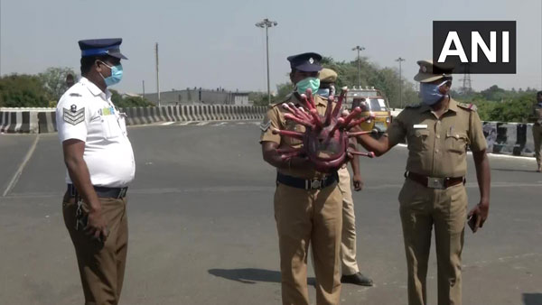 ವಿಶಿಷ್ಟ ಬಗೆಯ ಹೆಲ್ಮೆಟ್ ಧರಿಸಿ ಜಾಗೃತಿ ಮೂಡಿಸಿದ ಪೊಲೀಸರು