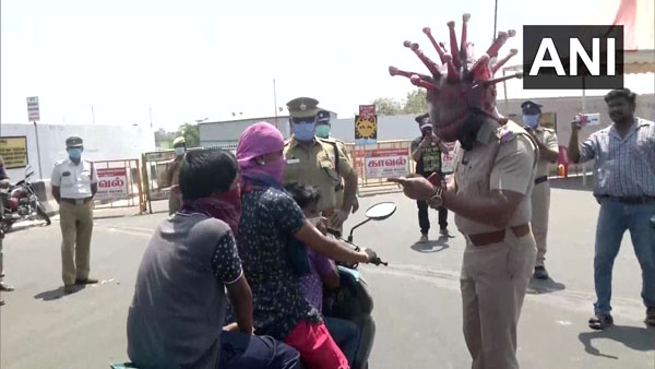ವಿಶಿಷ್ಟ ಬಗೆಯ ಹೆಲ್ಮೆಟ್ ಧರಿಸಿ ಜಾಗೃತಿ ಮೂಡಿಸಿದ ಪೊಲೀಸರು