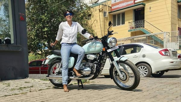ನೆಚ್ಚಿನ ಜಾವಾ ಬೈಕ್ ಪಡೆದ ಖುಷಿಯಲ್ಲಿ ಕುಣಿದು ಕುಪ್ಪಳಿಸಿದ ಮಹಿಳೆ..!