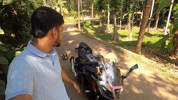 ಕರೋನಾದಿಂದ ಬೈಕ್ ಕಳೆದುಕೊಂಡ ಯುವಕನಿಗೆ ಸರ್ ಪ್ರೈಸ್ ಗಿಫ್ಟ್ ನೀಡಿದ ಟಿವಿಎಸ್
