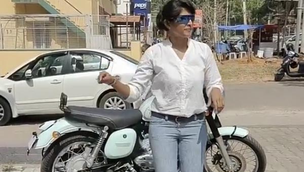 ನೆಚ್ಚಿನ ಜಾವಾ ಬೈಕ್ ಪಡೆದ ಖುಷಿಯಲ್ಲಿ ಕುಣಿದು ಕುಪ್ಪಳಿಸಿದ ಮಹಿಳೆ..!
