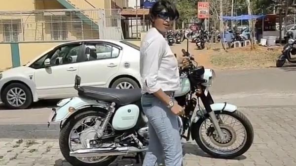 ನೆಚ್ಚಿನ ಜಾವಾ ಬೈಕ್ ಪಡೆದ ಖುಷಿಯಲ್ಲಿ ಕುಣಿದು ಕುಪ್ಪಳಿಸಿದ ಮಹಿಳೆ..!