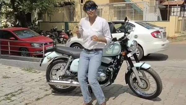 ನೆಚ್ಚಿನ ಜಾವಾ ಬೈಕ್ ಪಡೆದ ಖುಷಿಯಲ್ಲಿ ಕುಣಿದು ಕುಪ್ಪಳಿಸಿದ ಮಹಿಳೆ..!