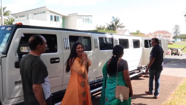 ಹೆತ್ತವರಿಗೆ ಸರ್ ಪ್ರೈಸ್ ಗಿಫ್ಟ್ ನೀಡಿದ ಅನಿವಾಸಿ ಭಾರತೀಯ..!