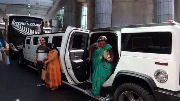 ಹೆತ್ತವರಿಗೆ ಸರ್ ಪ್ರೈಸ್ ಗಿಫ್ಟ್ ನೀಡಿದ ಅನಿವಾಸಿ ಭಾರತೀಯ..!
