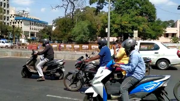 ವಾಹನ ಸವಾರರ ಕಾಲಿಗೆ ಬೀಳುತ್ತೇನೆಂದ ಸಂಚಾರಿ ಪೊಲೀಸ್, ಕಾರಣವೇನು ಗೊತ್ತಾ?