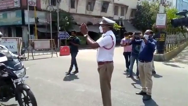 ವಾಹನ ಸವಾರರ ಕಾಲಿಗೆ ಬೀಳುತ್ತೇನೆಂದ ಸಂಚಾರಿ ಪೊಲೀಸ್, ಕಾರಣವೇನು ಗೊತ್ತಾ?