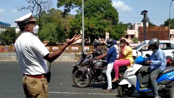 ವಾಹನ ಸವಾರರ ಕಾಲಿಗೆ ಬೀಳುತ್ತೇನೆಂದ ಸಂಚಾರಿ ಪೊಲೀಸ್, ಕಾರಣವೇನು ಗೊತ್ತಾ?