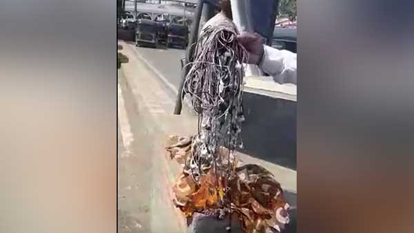ಹೆಡ್ಫೋನ್ ಬಳಸುತ್ತಿದ್ದ ಆಟೋ ಚಾಲಕರಿಗೆ ಶಾಕ್ ಕೊಟ್ಟ ಟ್ರಾಫಿಕ್ ಪೊಲೀಸರು..!