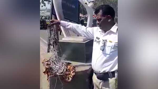 ಹೆಡ್ಫೋನ್ ಬಳಸುತ್ತಿದ್ದ ಆಟೋ ಚಾಲಕರಿಗೆ ಶಾಕ್ ಕೊಟ್ಟ ಟ್ರಾಫಿಕ್ ಪೊಲೀಸರು..!