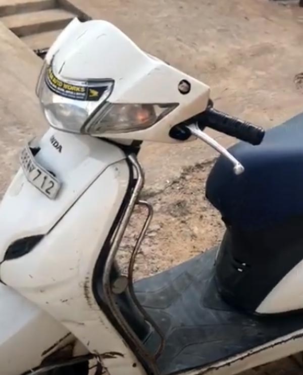 ಸ್ಕೂಟರ್ ಹೆಡ್ಲ್ಯಾಂಪ್ನಲ್ಲಿದ್ದ ಹಾವು ಹೊರಬಂದಿದ್ದು ಹೇಗೆ ಗೊತ್ತಾ?