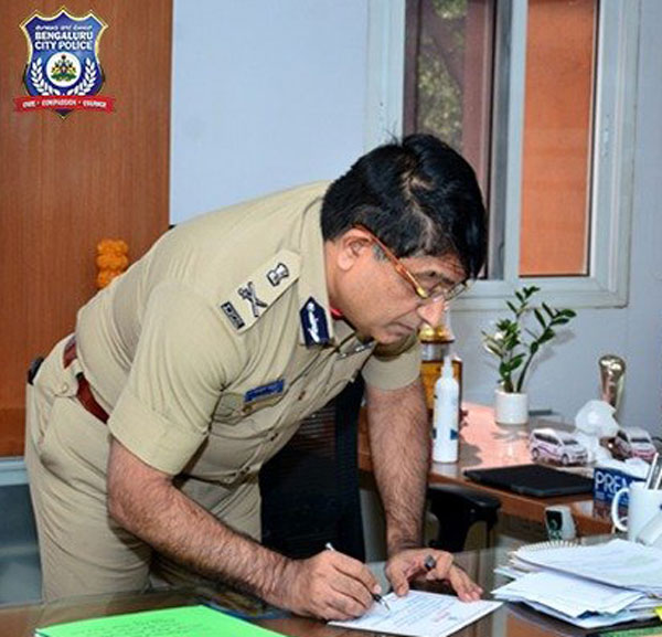 ಲಾಕ್ಡೌನ್ ನಡುವೆಯೂ ಮಾನವೀಯತೆ ಮೆರೆದ ಬೆಂಗಳೂರು ಪೊಲೀಸ್