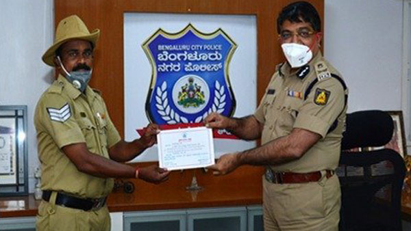 ಲಾಕ್ಡೌನ್ ನಡುವೆಯೂ ಮಾನವೀಯತೆ ಮೆರೆದ ಬೆಂಗಳೂರು ಪೊಲೀಸ್