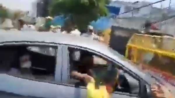 ಲಾಕ್ಡೌನ್ ಎಫೆಕ್ಟ್: ನಡುರಸ್ತೆಯಲ್ಲಿ ರಂಪಾಟ ಮಾಡಿದ ಯುವತಿ