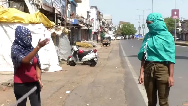 ಲಾಕ್ಡೌನ್ ಎಫೆಕ್ಟ್: ತಪ್ಪಿಸಿಕೊಳ್ಳಲು ಯತ್ನಿಸಿ ತಗ್ಲಾಕಿಕೊಂಡ ಯುವತಿಯರು..!
