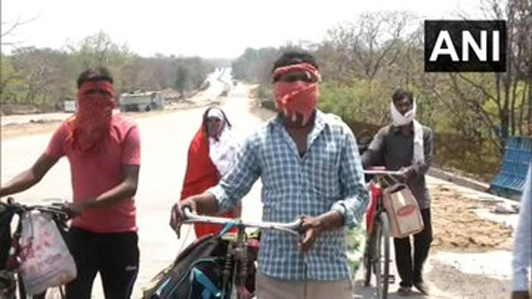 ಲಾಕ್ಡೌನ್ ಎಫೆಕ್ಟ್: ಸೈಕಲ್ನಲ್ಲೇ ಊರು ಸೇರುತ್ತಿರುವ ಕಾರ್ಮಿಕರು