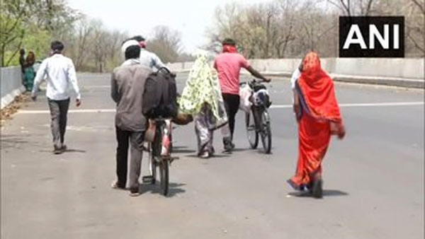 ಲಾಕ್ಡೌನ್ ಎಫೆಕ್ಟ್: ಸೈಕಲ್ನಲ್ಲೇ ಊರು ಸೇರುತ್ತಿರುವ ಕಾರ್ಮಿಕರು