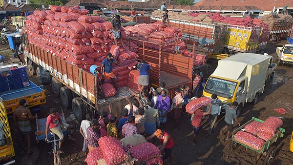 ಲಾಕ್ಡೌನ್ ಎಫೆಕ್ಟ್: ಮನೆ ತಲುಪಲು ಈರುಳ್ಳಿ ವ್ಯಾಪಾರಿಯಾದ ಭೂಪ..!