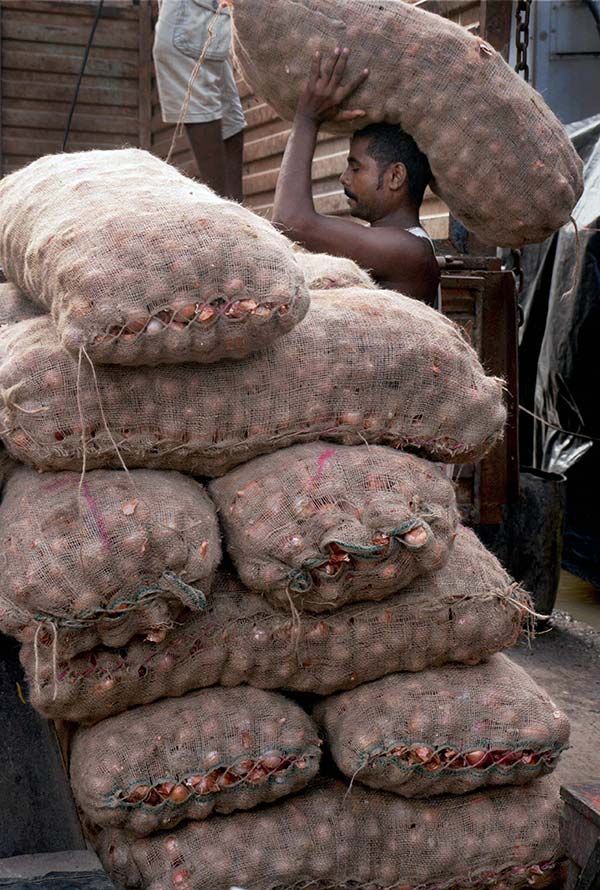 ಲಾಕ್ಡೌನ್ ಎಫೆಕ್ಟ್: ಮನೆ ತಲುಪಲು ಈರುಳ್ಳಿ ವ್ಯಾಪಾರಿಯಾದ ಭೂಪ..!