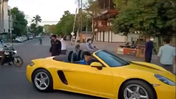 ಲಾಕ್ಡೌನ್ ಉಲ್ಲಂಘನೆ: ಮಾಸ್ಕ್ ಧರಿಸದೇ ಹೊರಬಂದು ಶಿಕ್ಷೆ ಅನುಭವಿಸಿದ ಐಷಾರಾಮಿ ಕಾರು ಮಾಲೀಕ