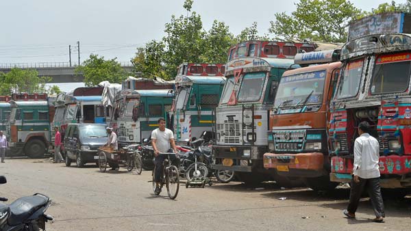 ಕರೋನಾ ವೈರಸ್ ಎಫೆಕ್ಟ್: ಟ್ರಕ್ ಚಾಲನೆ ಮಾಡಲು ಚಾಲಕರೇ ಸಿಗುತ್ತಿಲ್ಲ..!