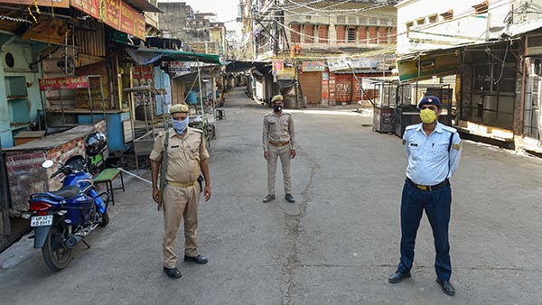 ಲಾಕ್ಡೌನ್ ಎಫೆಕ್ಟ್: ನಿಯಮ ಉಲ್ಲಂಘಿಸಿದ ಜಿಲ್ಲಾಧಿಕಾರಿ ಕಾರನ್ನೇ ತಡೆದ ಕಾನ್ಸ್ಸ್ಟೆಬಲ್..!