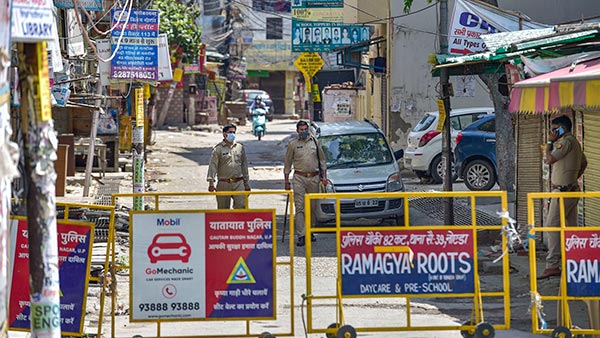 ಲಾಕ್ಡೌನ್ ಎಫೆಕ್ಟ್: ನಿಯಮ ಉಲ್ಲಂಘಿಸಿದ ಜಿಲ್ಲಾಧಿಕಾರಿ ಕಾರನ್ನೇ ತಡೆದ ಕಾನ್ಸ್ಸ್ಟೆಬಲ್..!