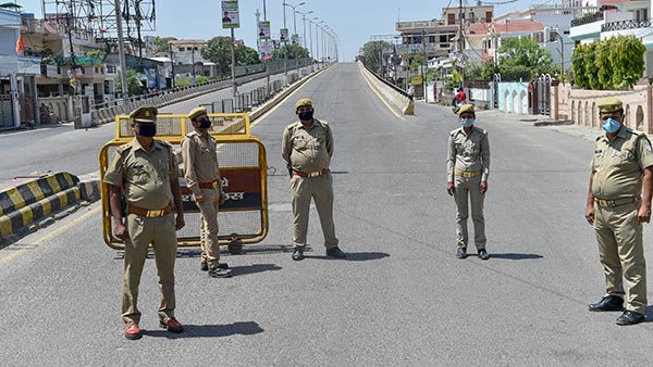 ಲಾಕ್ಡೌನ್ ಎಫೆಕ್ಟ್: ನಿಯಮ ಉಲ್ಲಂಘಿಸಿದ ಜಿಲ್ಲಾಧಿಕಾರಿ ಕಾರನ್ನೇ ತಡೆದ ಕಾನ್ಸ್ಸ್ಟೆಬಲ್..!
