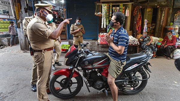 ಲಾಕ್ಡೌನ್ ಎಫೆಕ್ಟ್: ನಿಯಮ ಉಲ್ಲಂಘಿಸಿದ ಜಿಲ್ಲಾಧಿಕಾರಿ ಕಾರನ್ನೇ ತಡೆದ ಕಾನ್ಸ್ಸ್ಟೆಬಲ್..!