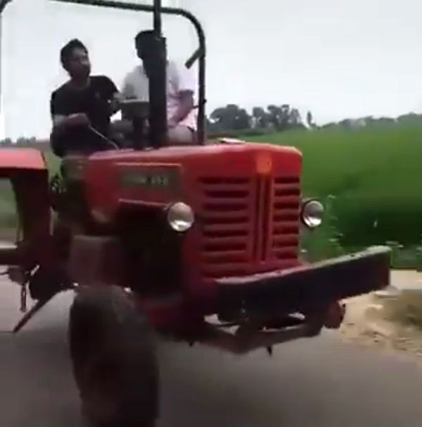 ಎರಡು ಚಕ್ರಗಳಲ್ಲಿ ಚಲಿಸಿದ ಟ್ರಾಕ್ಟರ್, ಆನಂದ್ ಮಹೀಂದ್ರಾ ಹೇಳಿದ್ದೇನು?