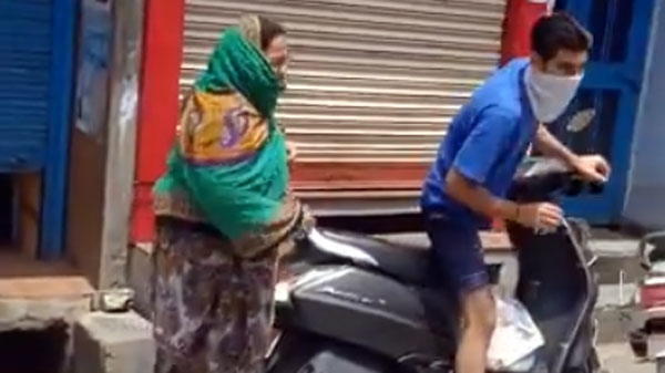 ಲಾಕ್ಡೌನ್ ಉಲ್ಲಂಘನೆ: ತಾಯಿ, ಮಗನ ಮೇಲೆ ವಿನೂತನ ಕ್ರಮ ಕೈಗೊಂಡ ಪೊಲೀಸರು..!