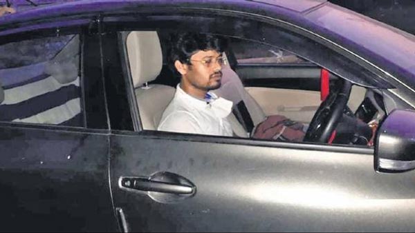 ಗ್ರಾಮಸ್ಥರ ಅಜ್ಞಾನಕ್ಕೆ ಬೆಲೆ ತೆತ್ತು ಕಾರಿನಲ್ಲೇ ಉಳಿದ ಯುವಕ