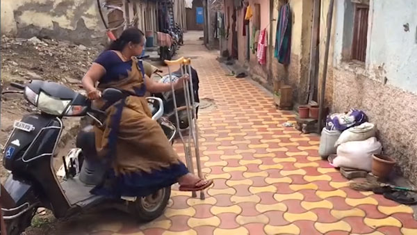 ಲಾಕ್ಡೌನ್ ಎಫೆಕ್ಟ್: ಮಗನನ್ನು ಕರೆತರಲು 1,400 ಕಿ.ಮೀ ಸ್ಕೂಟರ್ ಸವಾರಿ ಮಾಡಿದ ದಿವ್ಯಾಂಗ ಮಹಿಳೆ..!