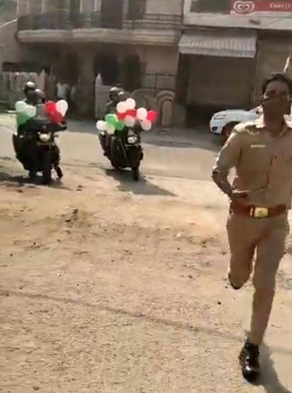 ಲಾಕ್ಡೌನ್ ಎಫೆಕ್ಟ್: ವಿಶಿಷ್ಟ ರೀತಿಯಲ್ಲಿ ಮಗುವಿನ ಹುಟ್ಟುಹಬ್ಬ ಆಚರಿಸಿದ ಪೊಲೀಸರು..!