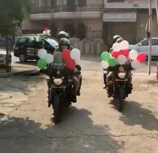 ಲಾಕ್ಡೌನ್ ಎಫೆಕ್ಟ್: ವಿಶಿಷ್ಟ ರೀತಿಯಲ್ಲಿ ಮಗುವಿನ ಹುಟ್ಟುಹಬ್ಬ ಆಚರಿಸಿದ ಪೊಲೀಸರು..!