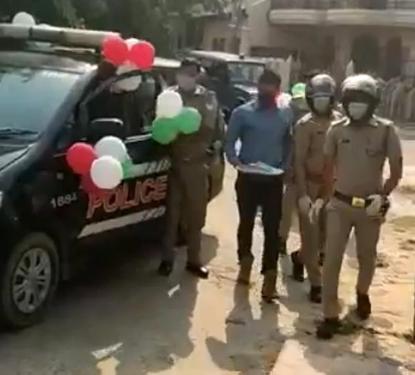 ಲಾಕ್ಡೌನ್ ಎಫೆಕ್ಟ್: ವಿಶಿಷ್ಟ ರೀತಿಯಲ್ಲಿ ಮಗುವಿನ ಹುಟ್ಟುಹಬ್ಬ ಆಚರಿಸಿದ ಪೊಲೀಸರು..!