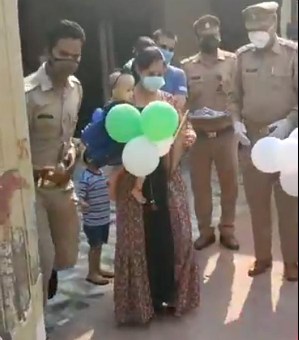 ಲಾಕ್ಡೌನ್ ಎಫೆಕ್ಟ್: ವಿಶಿಷ್ಟ ರೀತಿಯಲ್ಲಿ ಮಗುವಿನ ಹುಟ್ಟುಹಬ್ಬ ಆಚರಿಸಿದ ಪೊಲೀಸರು..!