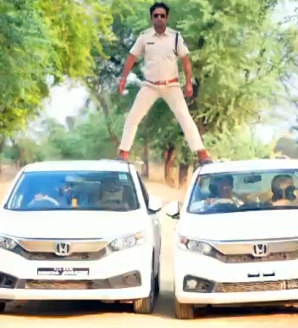 ಸಿನಿಮಾ ಶೈಲಿಯಲ್ಲಿ ಸ್ಟಂಟ್ ಮಾಡಿ ದಂಡ ತೆತ್ತ ಪೊಲೀಸ್ ಅಧಿಕಾರಿ..!