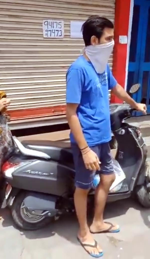 ಲಾಕ್ಡೌನ್ ಉಲ್ಲಂಘನೆ: ತಾಯಿ, ಮಗನ ಮೇಲೆ ವಿನೂತನ ಕ್ರಮ ಕೈಗೊಂಡ ಪೊಲೀಸರು..!