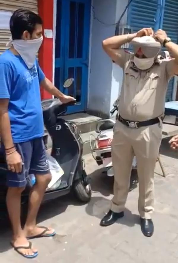 ಲಾಕ್ಡೌನ್ ಉಲ್ಲಂಘನೆ: ತಾಯಿ, ಮಗನ ಮೇಲೆ ವಿನೂತನ ಕ್ರಮ ಕೈಗೊಂಡ ಪೊಲೀಸರು..!