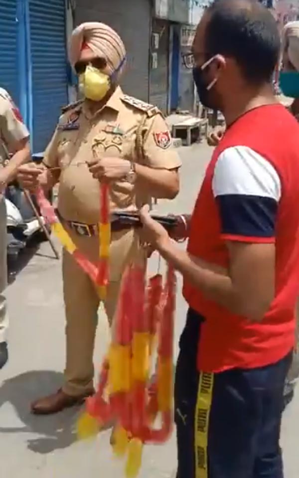 ಲಾಕ್ಡೌನ್ ಉಲ್ಲಂಘನೆ: ತಾಯಿ, ಮಗನ ಮೇಲೆ ವಿನೂತನ ಕ್ರಮ ಕೈಗೊಂಡ ಪೊಲೀಸರು..!
