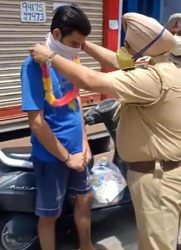 ಲಾಕ್ಡೌನ್ ಉಲ್ಲಂಘನೆ: ತಾಯಿ, ಮಗನ ಮೇಲೆ ವಿನೂತನ ಕ್ರಮ ಕೈಗೊಂಡ ಪೊಲೀಸರು..!