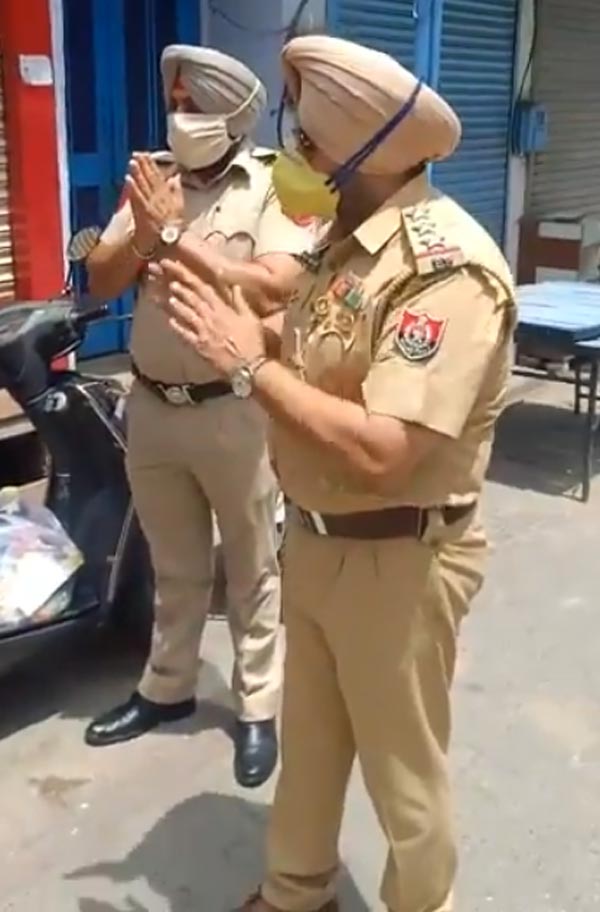 ಲಾಕ್ಡೌನ್ ಉಲ್ಲಂಘನೆ: ತಾಯಿ, ಮಗನ ಮೇಲೆ ವಿನೂತನ ಕ್ರಮ ಕೈಗೊಂಡ ಪೊಲೀಸರು..!