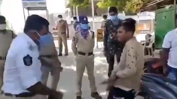 ಲಾಕ್ಡೌನ್ ಉಲ್ಲಂಘನೆ: ಸ್ಕೂಟರ್ ಸವಾರನ ಮೇಲೆ ದರ್ಪ ತೋರಿದ ಪೊಲೀಸಪ್ಪ