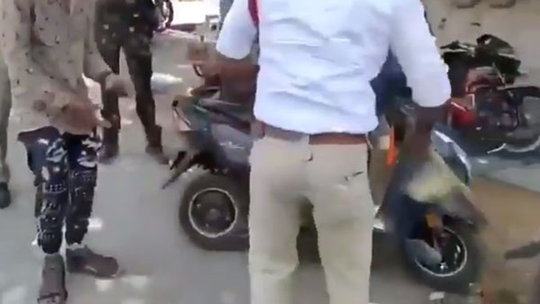ಲಾಕ್ಡೌನ್ ಉಲ್ಲಂಘನೆ: ಸ್ಕೂಟರ್ ಸವಾರನ ಮೇಲೆ ದರ್ಪ ತೋರಿದ ಪೊಲೀಸಪ್ಪ