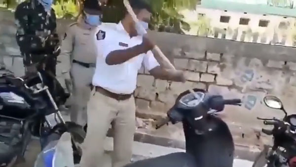 ಲಾಕ್ಡೌನ್ ಉಲ್ಲಂಘನೆ: ಸ್ಕೂಟರ್ ಸವಾರನ ಮೇಲೆ ದರ್ಪ ತೋರಿದ ಪೊಲೀಸಪ್ಪ