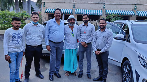 ಕಿಯಾ ಕಾರ್ನೀವಲ್ ಎಂಪಿವಿ ಖರೀದಿಸಿದ ಮಾಜಿ ಕ್ರಿಕೆಟಿಗ